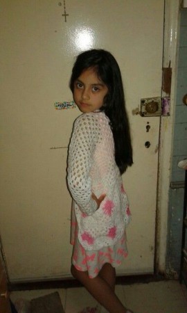 Chalequito niña blanco con flores rosadas $5.000