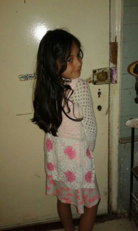 Chalequito niña blanco con flores rosadas $5.000